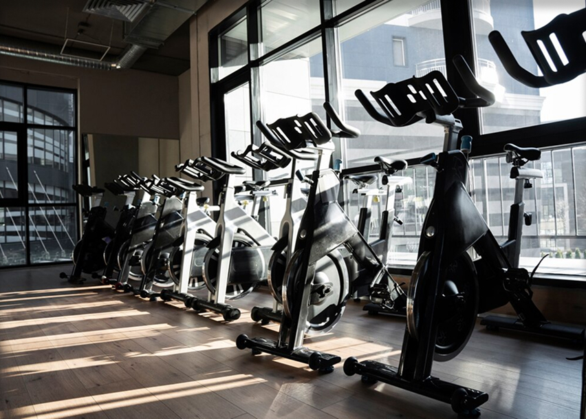 Велосипедные тренажеры в фитнес-зале
